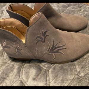 Kenneth Cole grey booties size 7 in style side gig